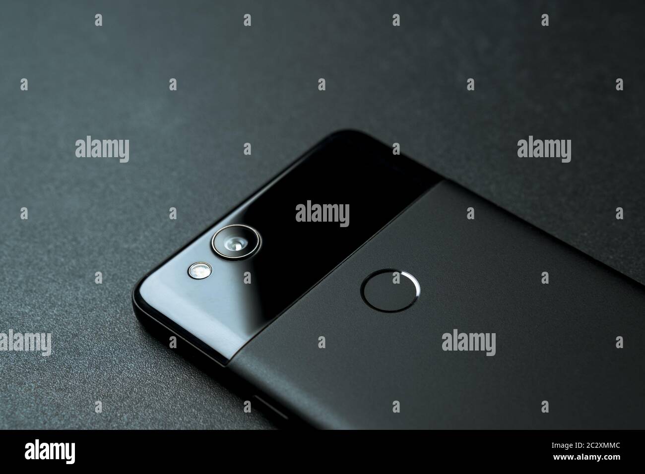 Montreal, Quebec, Canada - 25 marzo 2018: Retro di un telefono cellulare nero Google pixel 2. Smartphone Tech Device sfondo scuro. Tecnologia della fotocamera. Foto Stock