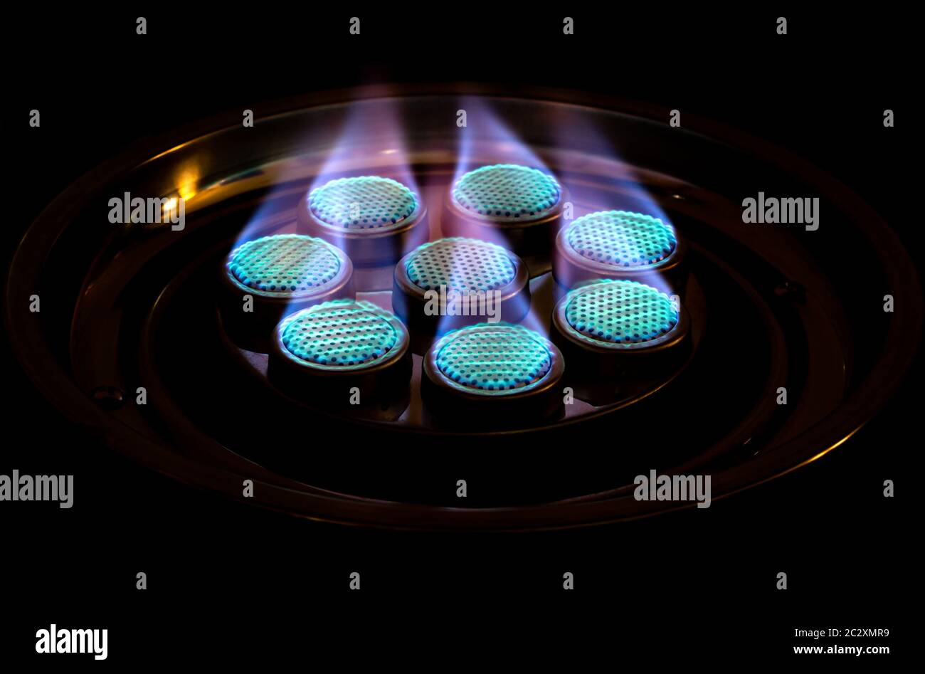 Cucina il fornello a gas Bruciatore brucia con una fiamma blu. Foto Stock