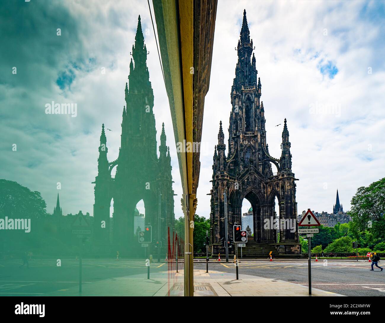 Scott Monument e una vuota Princes Street si riflettono nella vetrina durante la chiusura del covid-19, Edimburgo, Scozia, Regno Unito Foto Stock