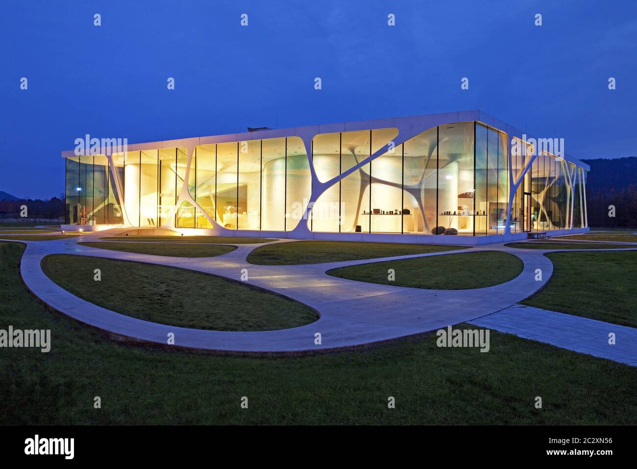 Cubo di vetro durante l'ora blu, edificio del marchio Leonardo, Bad Driburgo, Germania, Europa Foto Stock