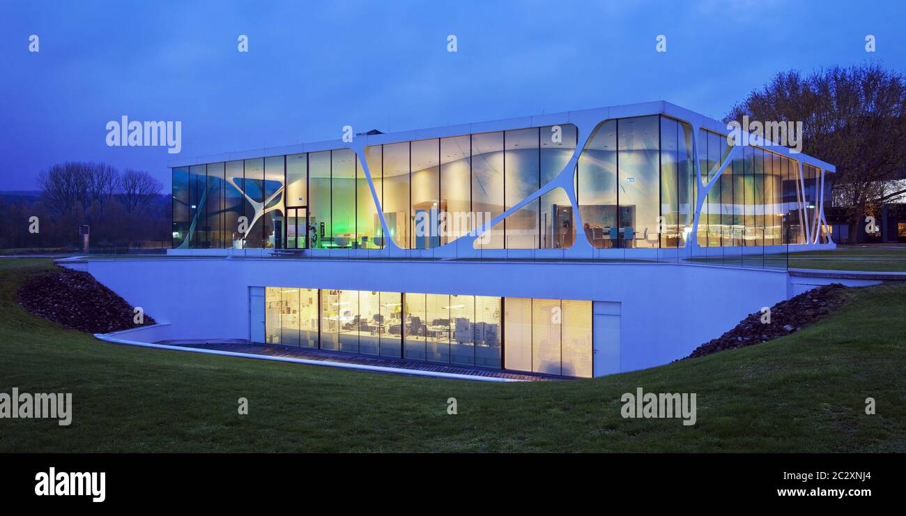 Cubo di vetro durante l'ora blu, edificio del marchio Leonardo, Bad Driburgo, Germania, Europa Foto Stock