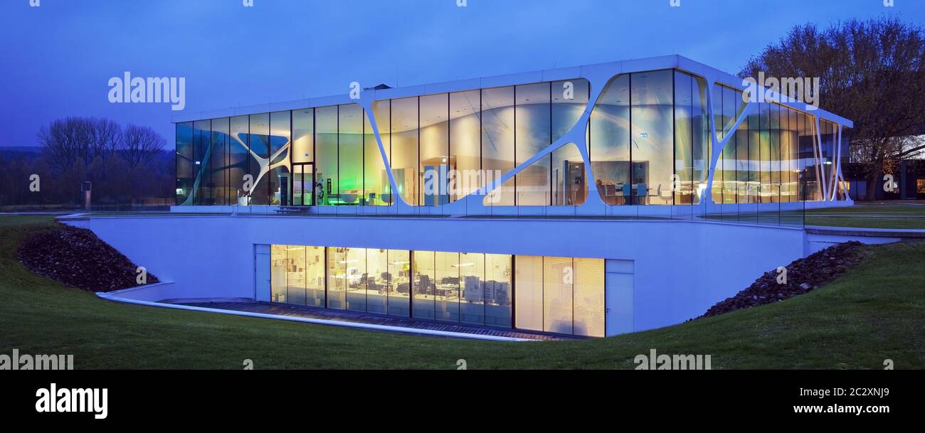 Cubo di vetro durante l'ora blu, edificio del marchio Leonardo, Bad Driburgo, Germania, Europa Foto Stock
