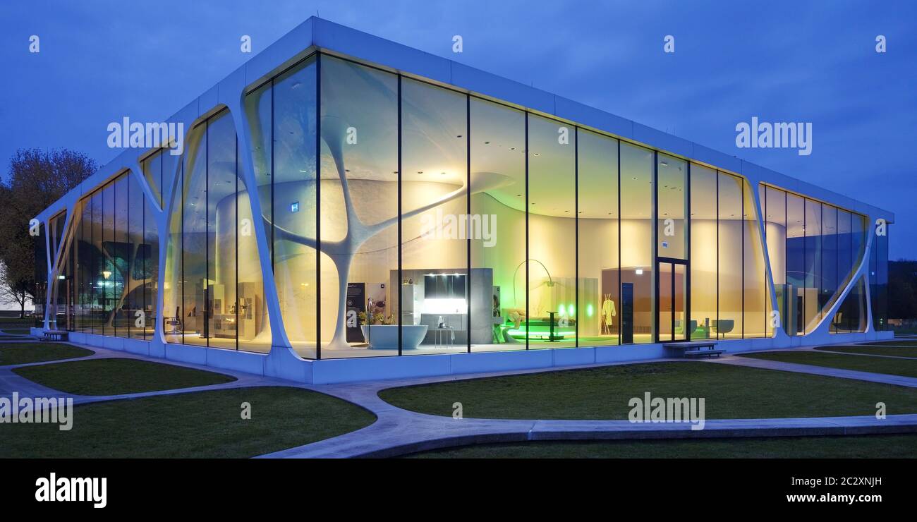 Cubo di vetro durante l'ora blu, edificio del marchio Leonardo, Bad Driburgo, Germania, Europa Foto Stock