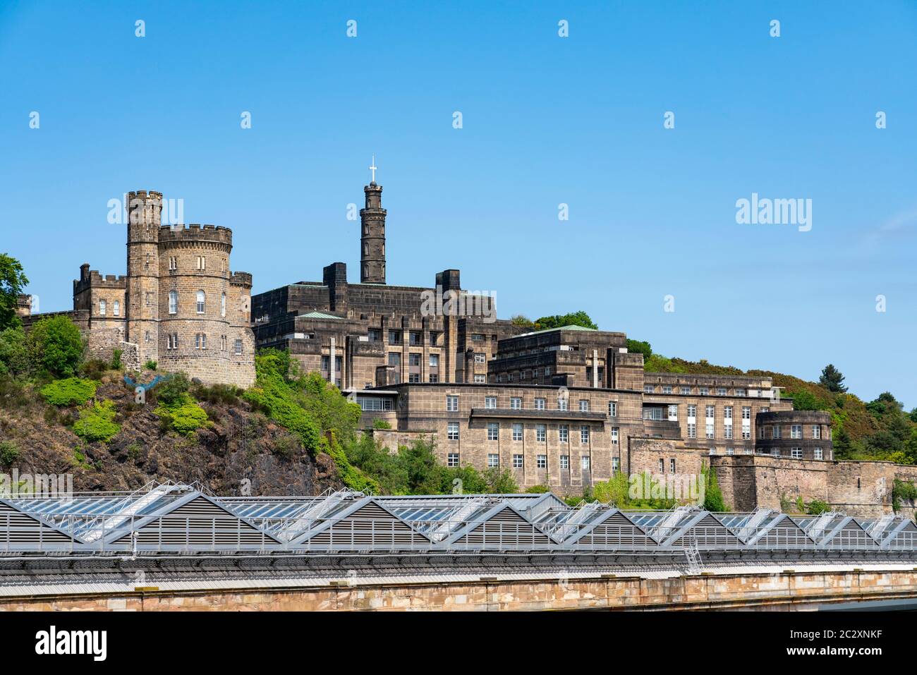 Vista della St AndrewÕs House, dove il governo scozzese si trova sulla collina di Calton a Edimburgo, Scozia, Regno Unito Foto Stock