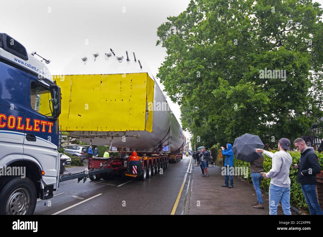 Un serbatoio di ossigeno ‘Air liquide’ vuoto e colossale per uso medico trasportato su un autocarro di 50 m attraverso quattro querce, Sutton Coldfield. Foto Stock