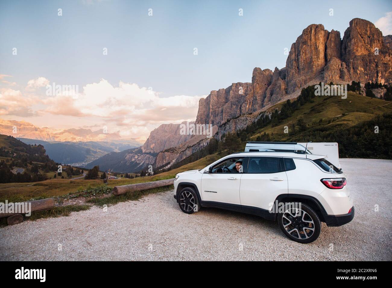 SUV bianco parcheggiato durante una vacanza in viaggio in Europa attraverso le famose Dolomiti italiane Foto Stock