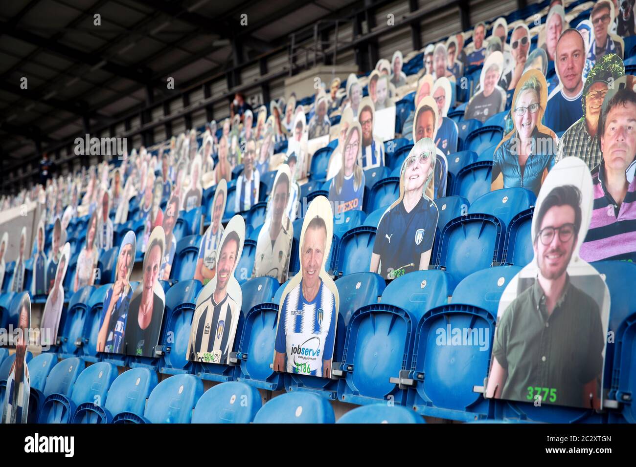 Immagini in cartoncino dei fan negli stand durante la partita della prima tappa della Sky Bet League due play-off al JobServe Community Stadium di Colchester. Foto Stock