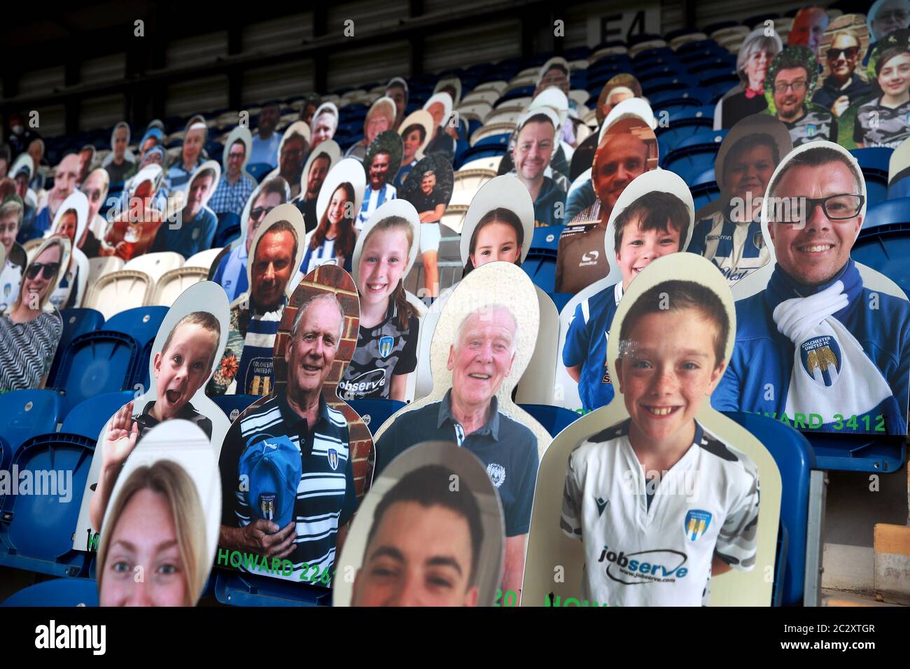 Immagini in cartoncino dei fan negli stand durante la partita della prima tappa della Sky Bet League due play-off al JobServe Community Stadium di Colchester. Foto Stock