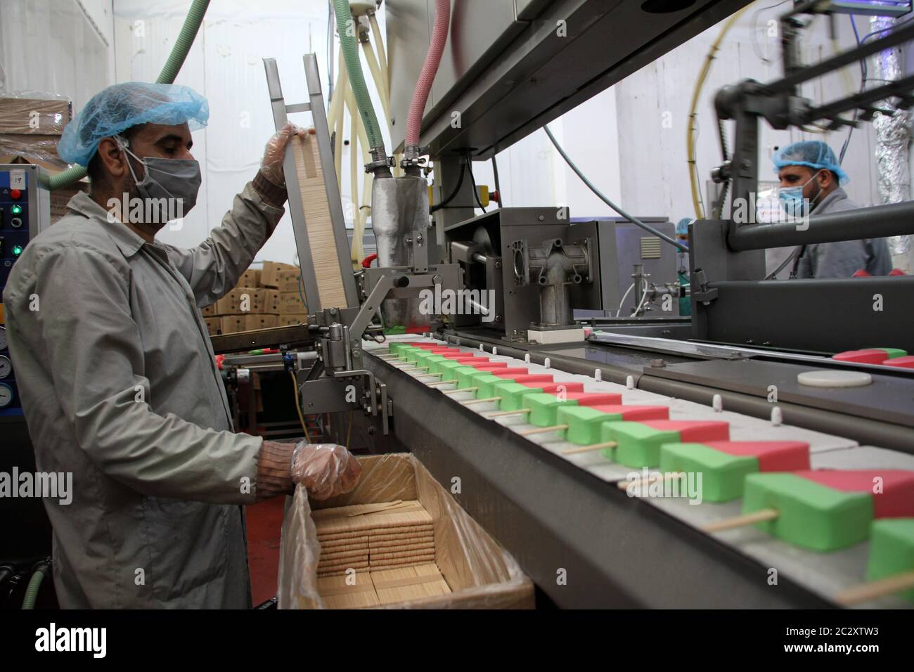 Gaza. 18 Giugno 2020. I lavoratori palestinesi fabbricano gelati presso la fabbrica di gelati Elameer nella città di Gaza, il 18 giugno 2020. La fabbrica produce 25 tipi di gelati e offre circa 500 scatole di gelato al giorno al mercato locale. Credit: Rizek Abdeljawad/Xinhua/Alamy Live News Foto Stock