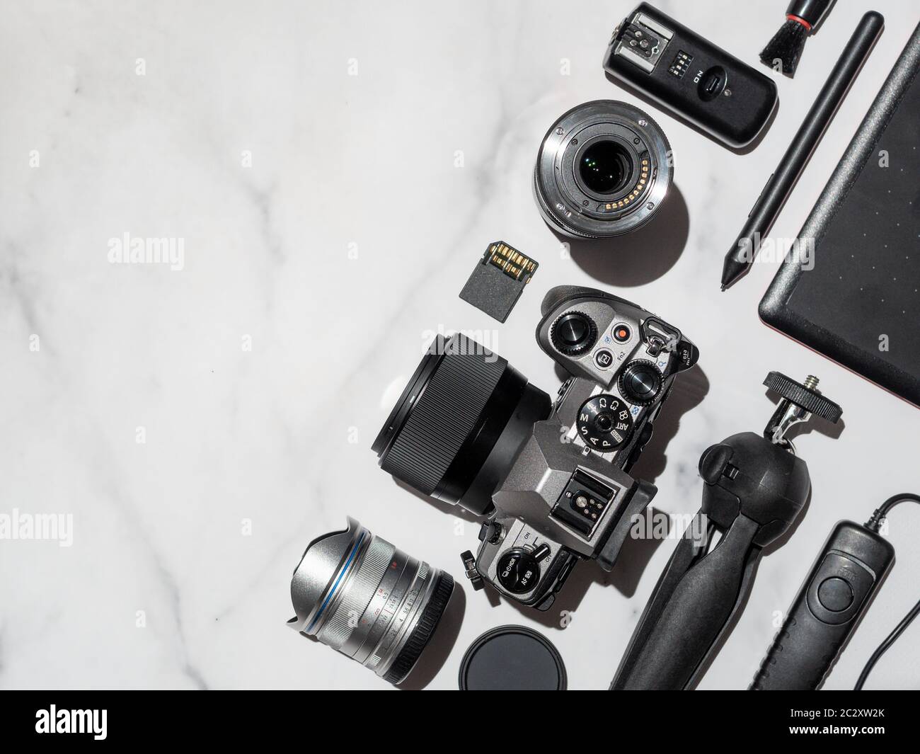 Fotocamera e accessori sul tavolo, spazio per la copia Foto Stock