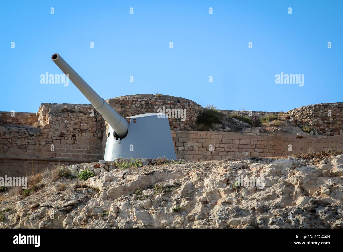 una ex nave scartata di cannoni su una roccia Foto Stock