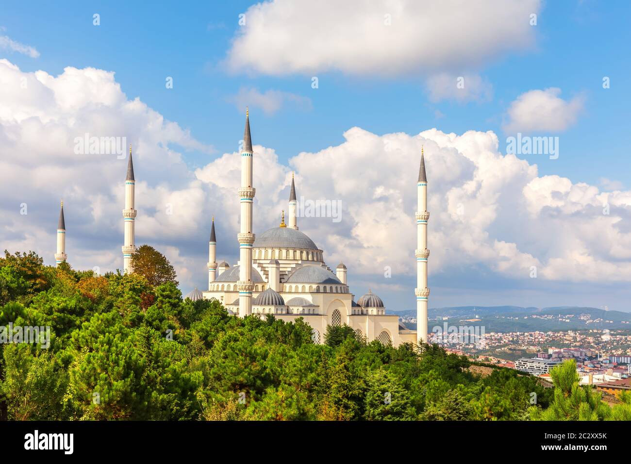 Camlica moschea di Istanbul, bella vista laterale. Foto Stock