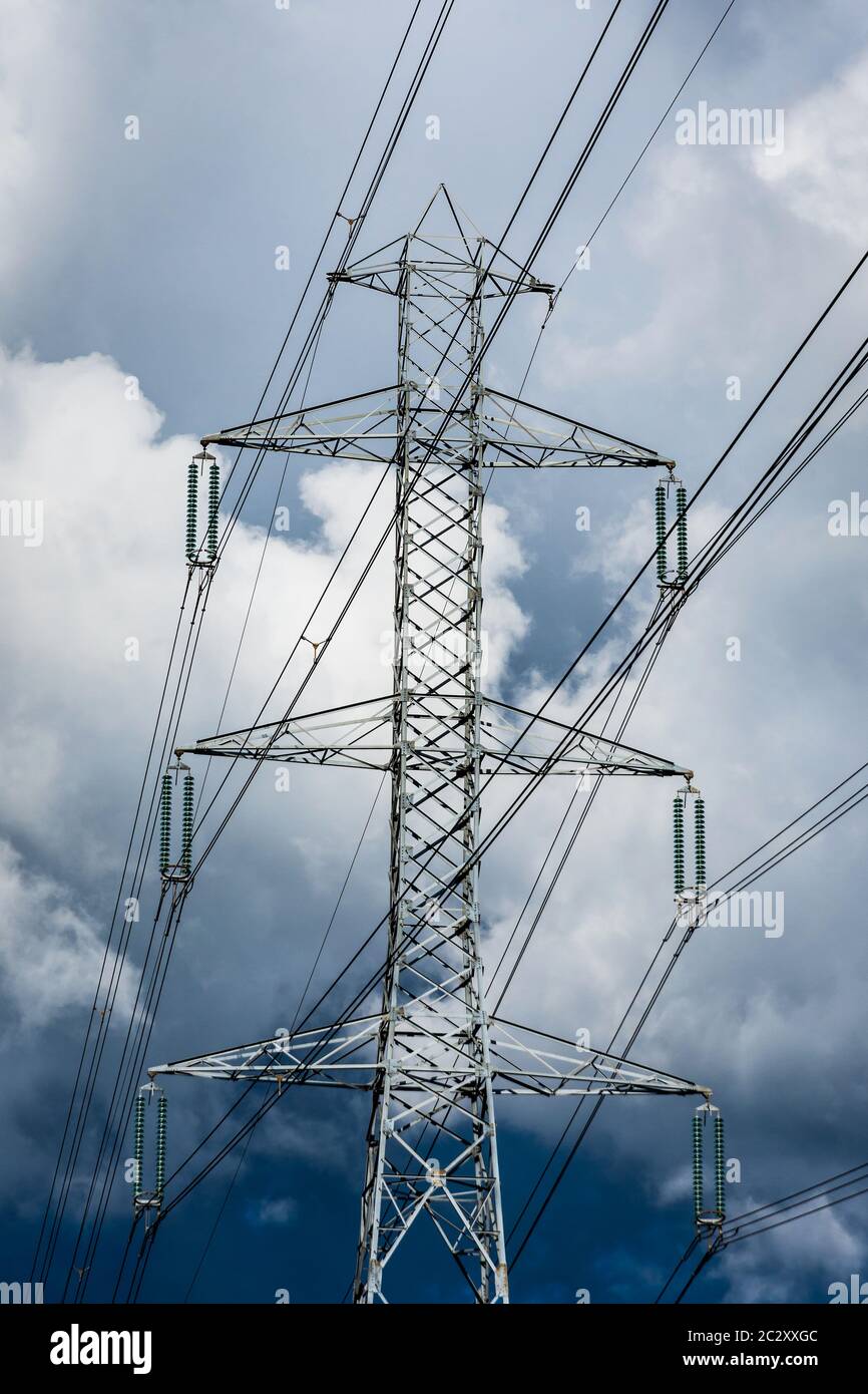 Pilone elettrico alto con linee elettriche ad alta tensione. Foto Stock