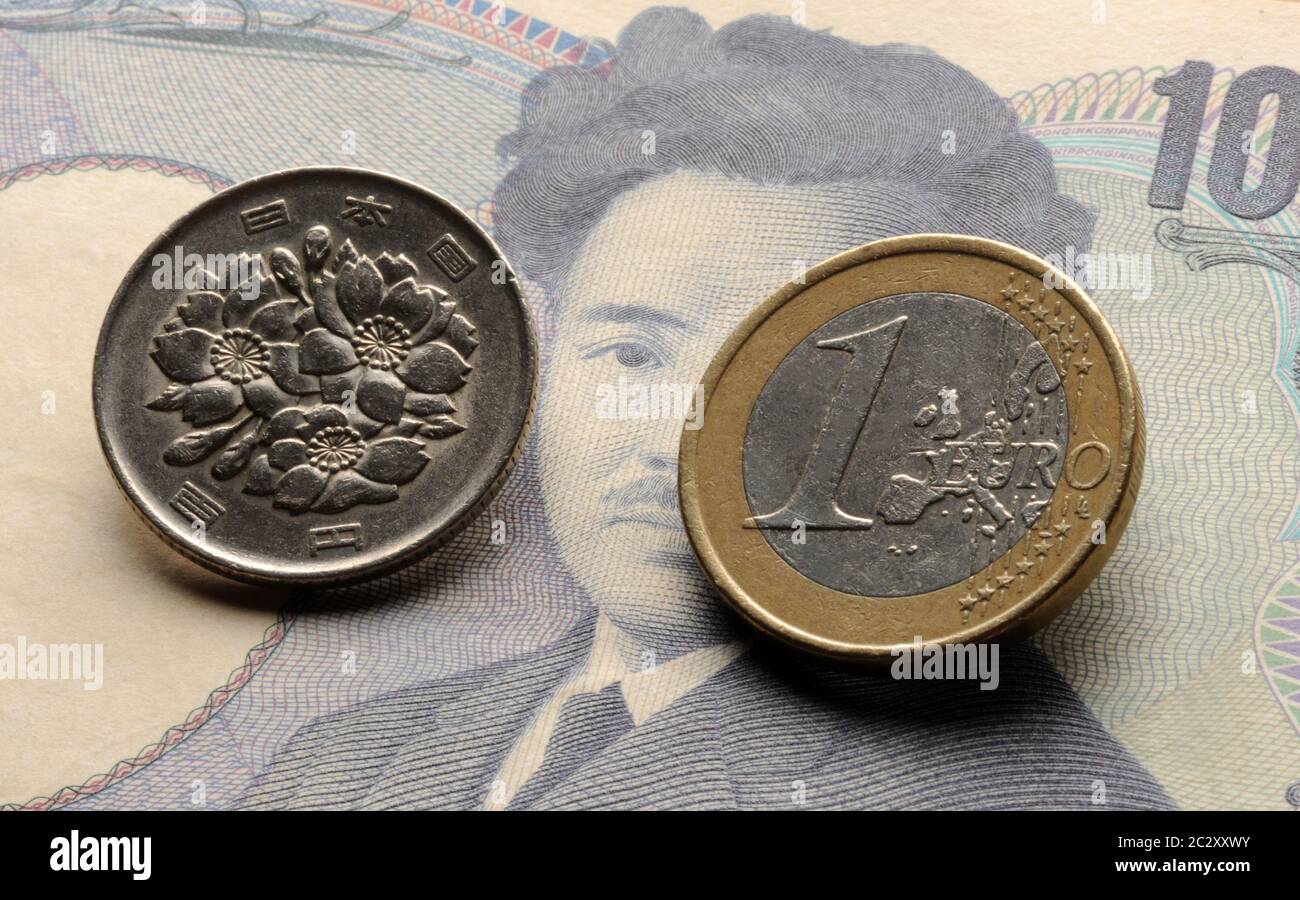 Banconota giapponese con moneta e un euro Foto Stock
