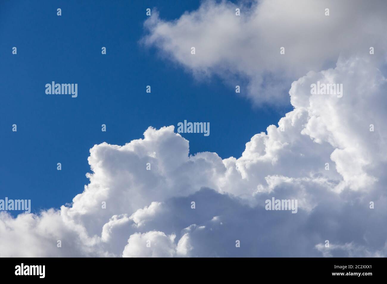 Le nuvole di Cumulus e Cumulonimbus si formano come una tempesta in avvicinamento. Foto Stock