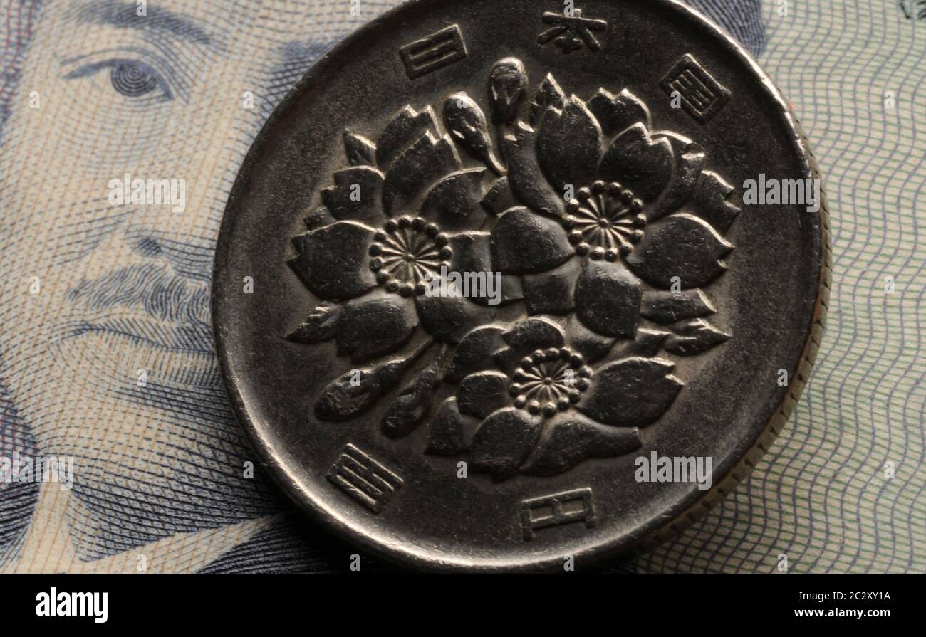 Primo piano su moneta e banconota giapponese Foto Stock