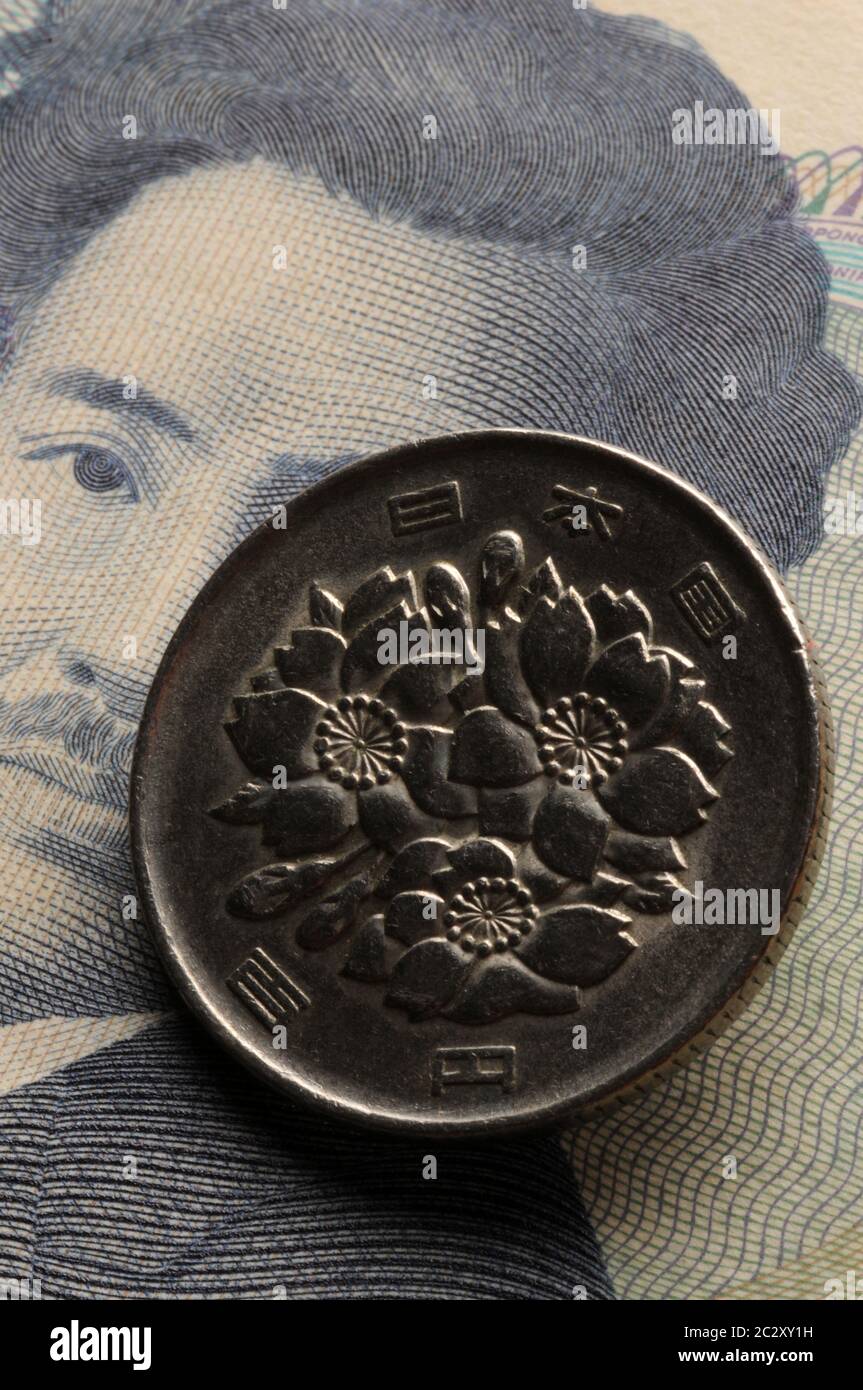 Primo piano su moneta e banconota giapponese Foto Stock