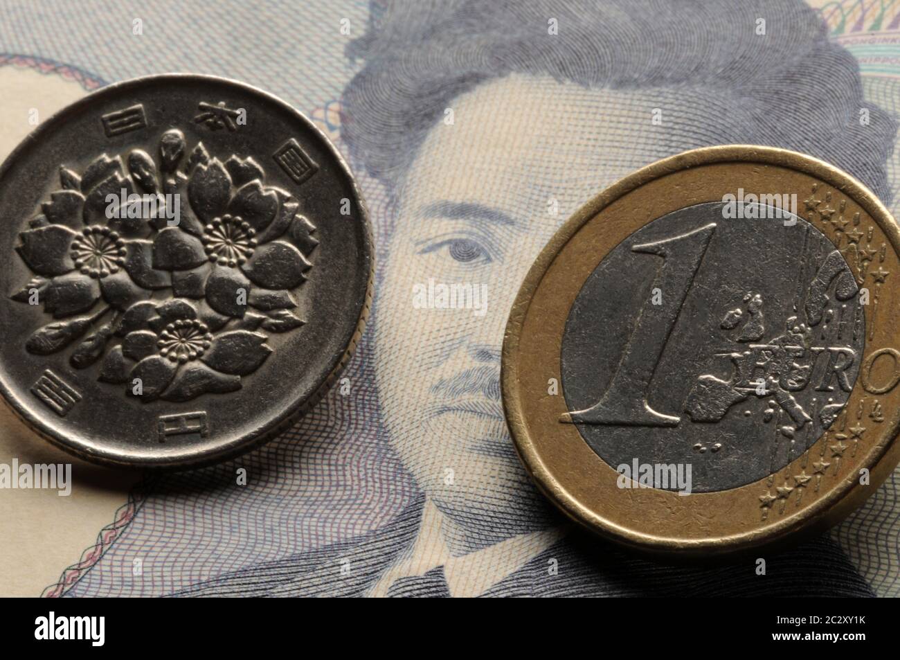 Banconota giapponese con moneta e un euro Foto Stock