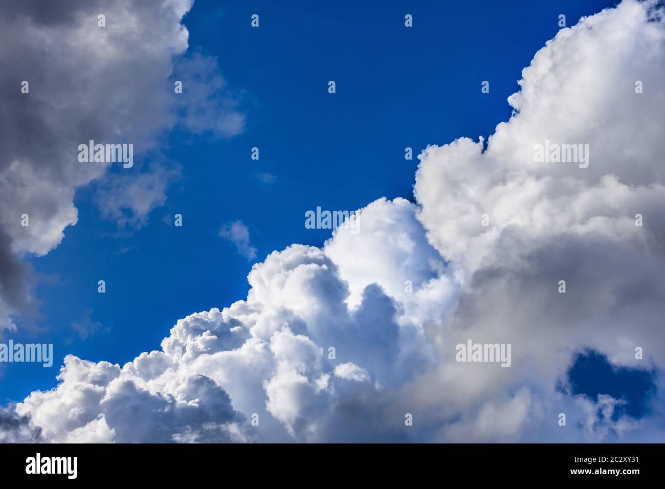 Le nuvole di Cumulus e Cumulonimbus si formano come una tempesta in avvicinamento. Foto Stock