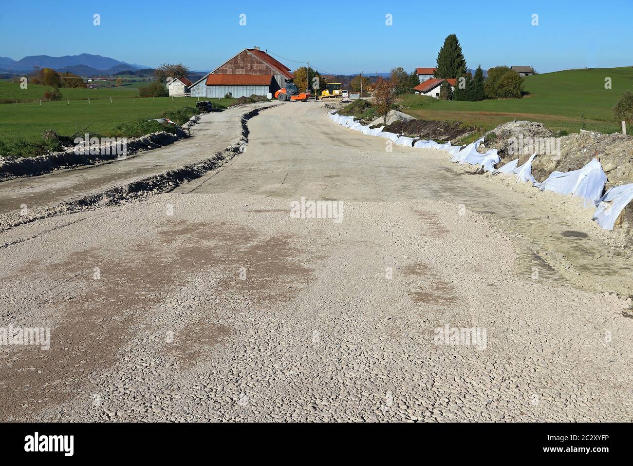 La costruzione di una nuova strada. Viene costruita una nuova strada di campagna Foto Stock