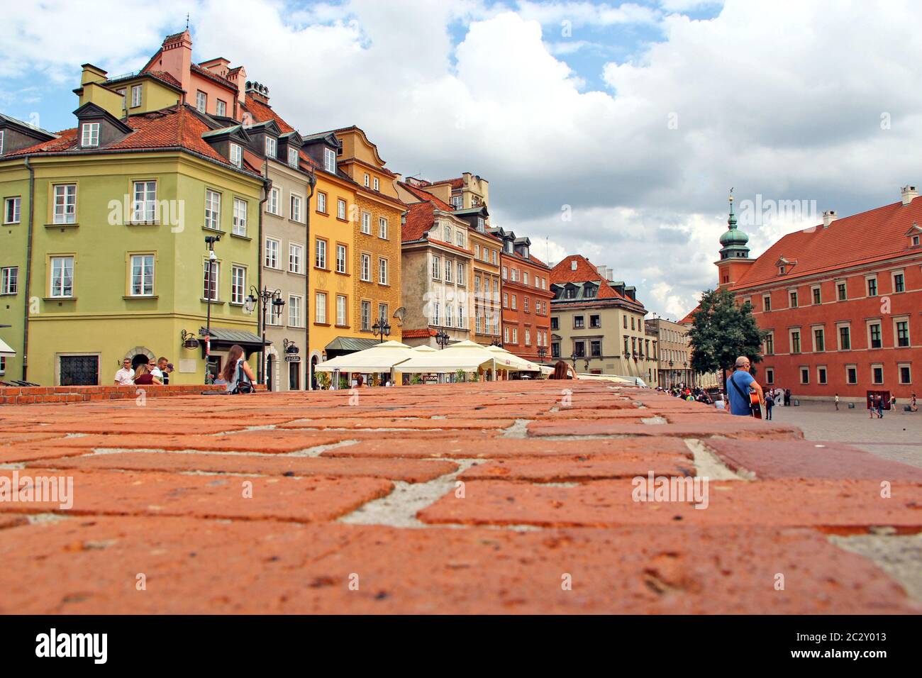 Panorama della piazza di Varsavia dalla superficie in mattoni rossi. Luogo turistico nel centro della città vecchia di Varsavia Foto Stock