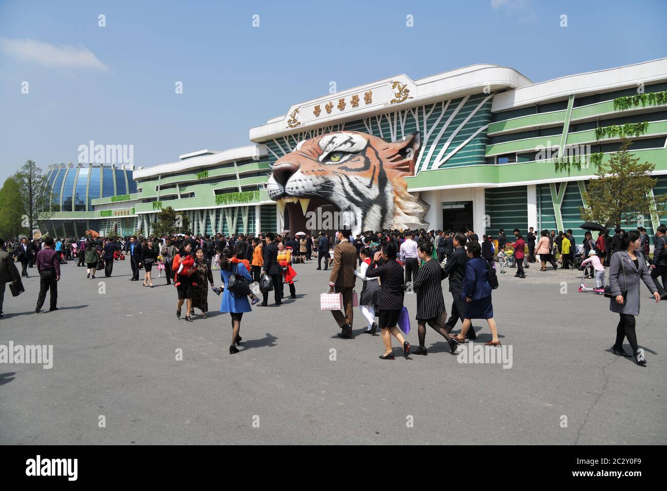 Pyongyang, Corea del Nord - 1 maggio 2019: Persone di fronte all'ingresso dello zoo centrale della città. Oltre 650 specie di animali per un totale di 6,000 litri Foto Stock