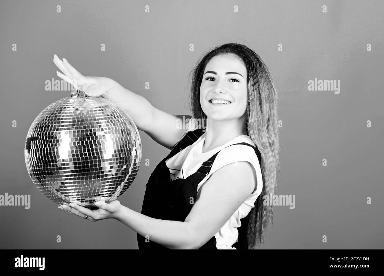 Consente di danza. vita notturna concetto. pronto per divertirsi. felice festa di compleanno. discoteca. Per celebrare le vacanze. vacanze oggetti. event manager. ragazza con palla da discoteca. party goer. Foto Stock