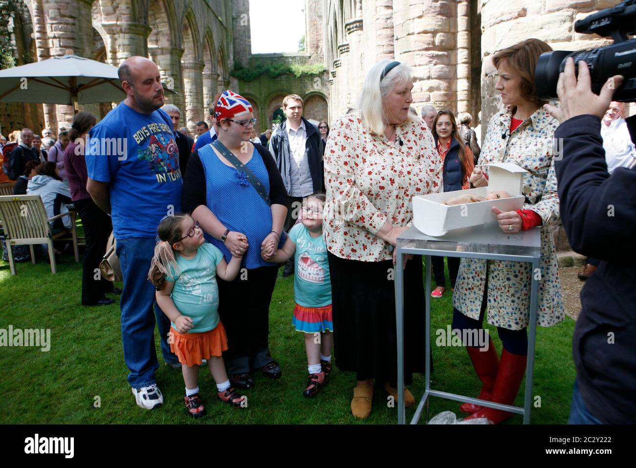 Lo spettacolo di antiquariato Roadshow presso Fountains Abbey e Studley Royal Park. La presentatrice Fiona Bruce parla alla signora Sandra Day. Foto Stock