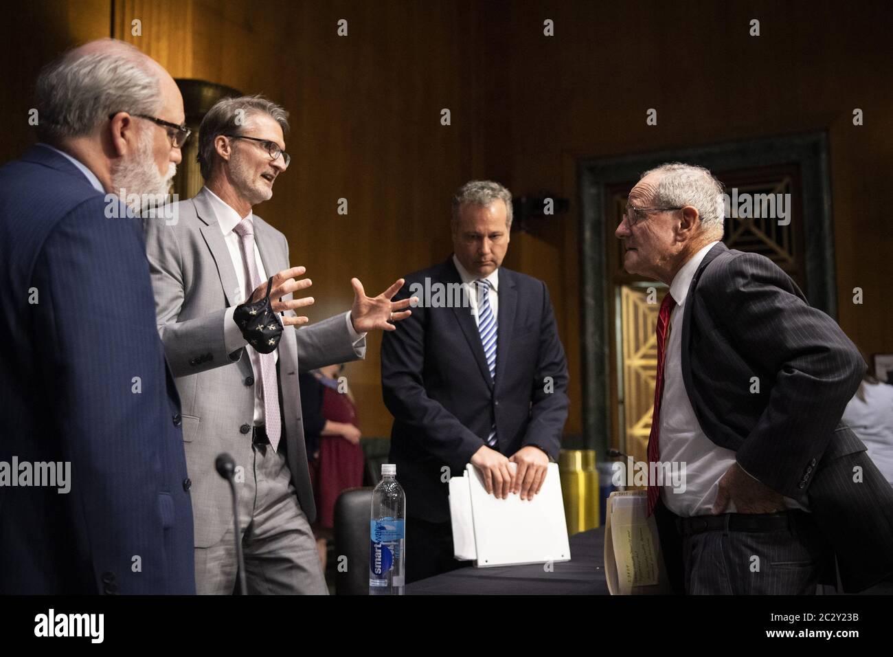 Washington, Stati Uniti. 18 Giugno 2020. Il presidente Jim Risch, R-Idaho, destra, parla con, da sinistra, Garrett Grigsby, direttore dell'ufficio HHS degli affari globali, Chris Milligan, consigliere dell'Agenzia americana per lo sviluppo internazionale, E James L. Richardson, direttore del Dipartimento di Stato per l'assistenza estera, alla conclusione di un'audizione del Comitato di Relazioni esterne del Senato su 'Stati Uniti Preparazione internazionale Pandemica' nella capitale a Washington giovedì 18 giugno 2020. Foto in piscina di Caroline Brehman/UPI Credit: UPI/Alamy Live News Foto Stock