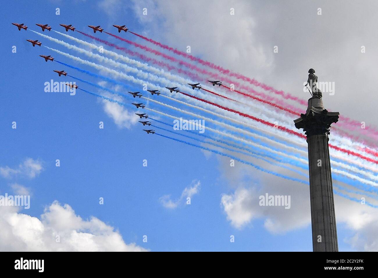 Le frecce rosse e il loro equivalente francese, la Patrouille de France sorvolano la statua dell'ammiraglio Nelson in Trafalgar Square, Londra, durante una visita del presidente francese Emmanuel Macron. Foto Stock