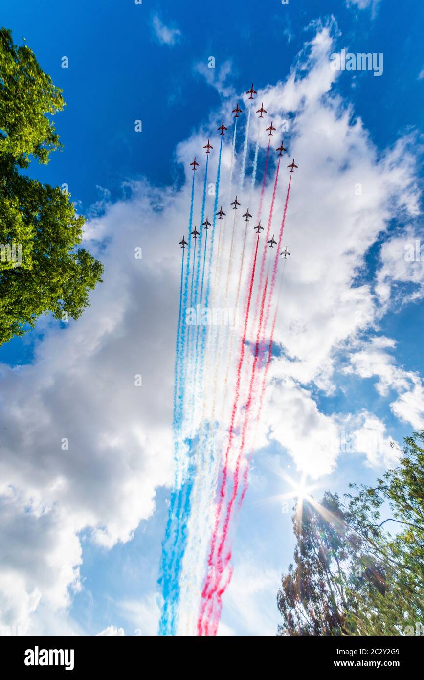 Westminster, Londra, Regno Unito. 18 Giu 2020. Le frecce rosse della Royal Air Force e le squadre di esposizione della francese Air Force Patrouille de France hanno effettuato un sorvolo su Londra per onorare l'ottantesimo anniversario del discorso "Appel" di Charles de Gaulle, considerato l'origine della resistenza francese all'occupazione tedesca Durante la seconda guerra mondiale Le squadre passarono su Buckingham Palace, St. James's Park e Horse Guards Parade Foto Stock