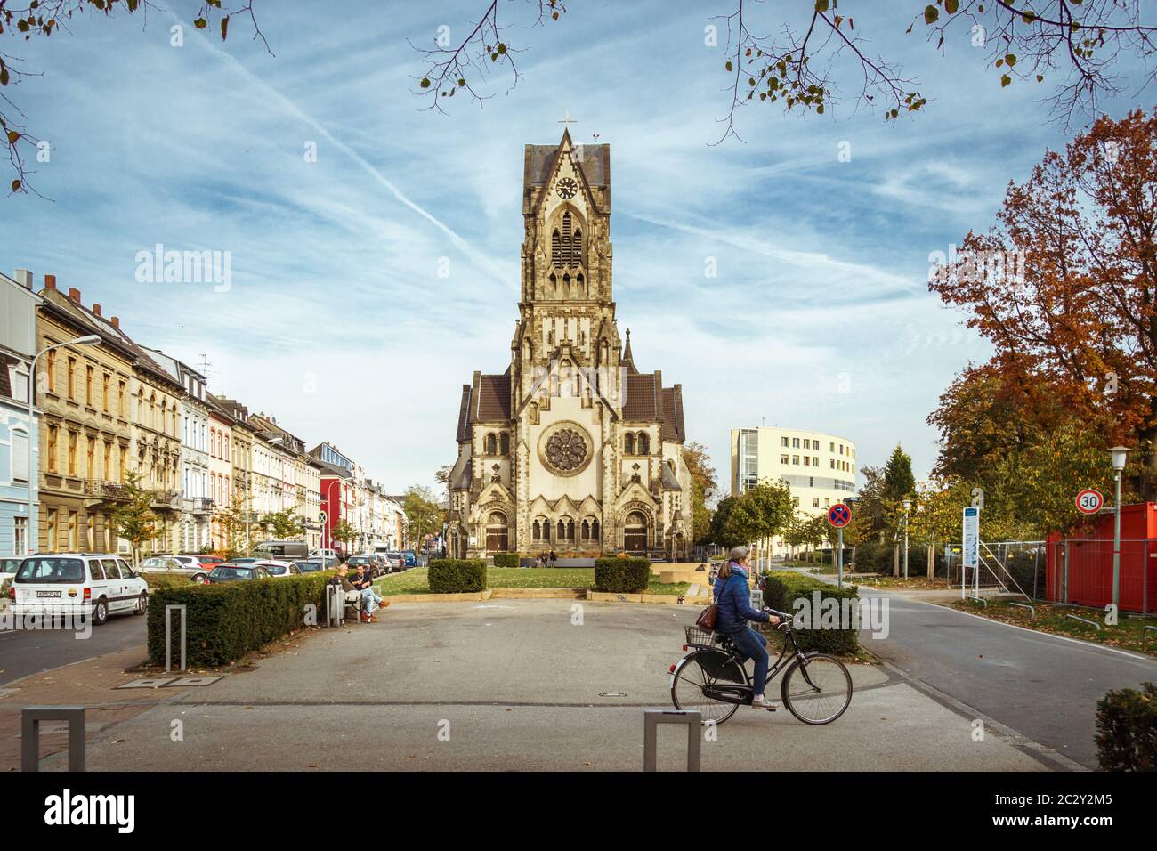 Ottobre 20, 2018 Germania Krefeld città. Noleggio di mezzi di trasporto ecologici, mezzi di circolazione in Europa. Un abitante della città vanno in bicicletta Foto Stock
