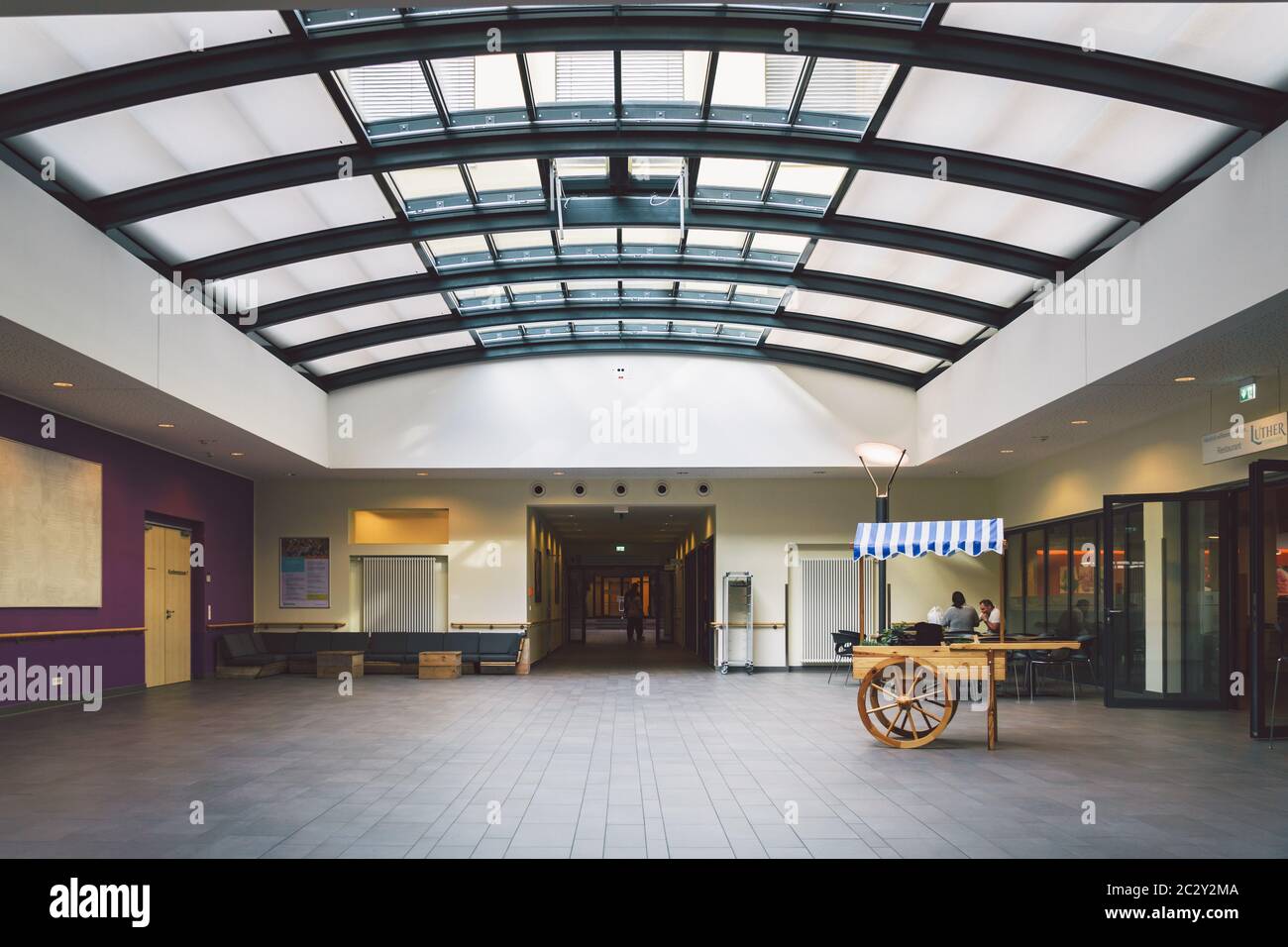 Ottobre 2018. Germania Helios Klinikum Krefeld. Interno ospedale interno. Ampi corridoi deserti della stazione, piano di ho nuovo Foto Stock