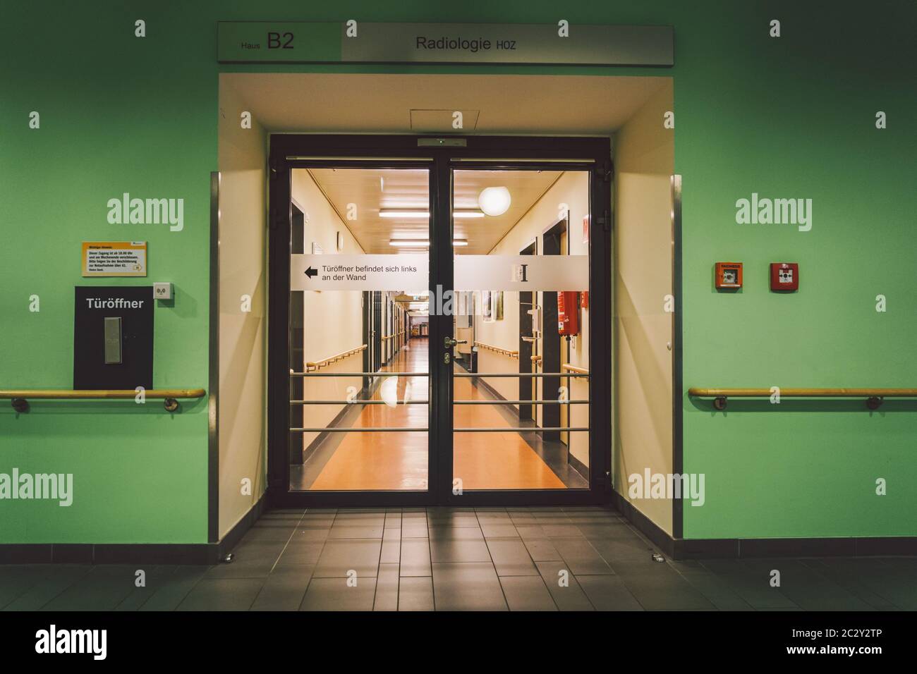 Ottobre 2018. Germania Helios Klinikum Krefeld. Interno ospedale interno. Ampi corridoi deserti della stazione, piano di ho nuovo Foto Stock