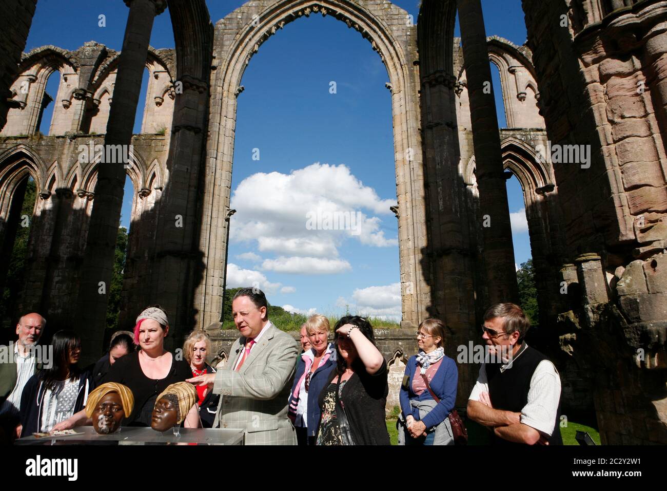 Lo spettacolo di antiquariato Roadshow presso Fountains Abbey e Studley Royal Park. Specialista ceramica Steven Moore Foto Stock