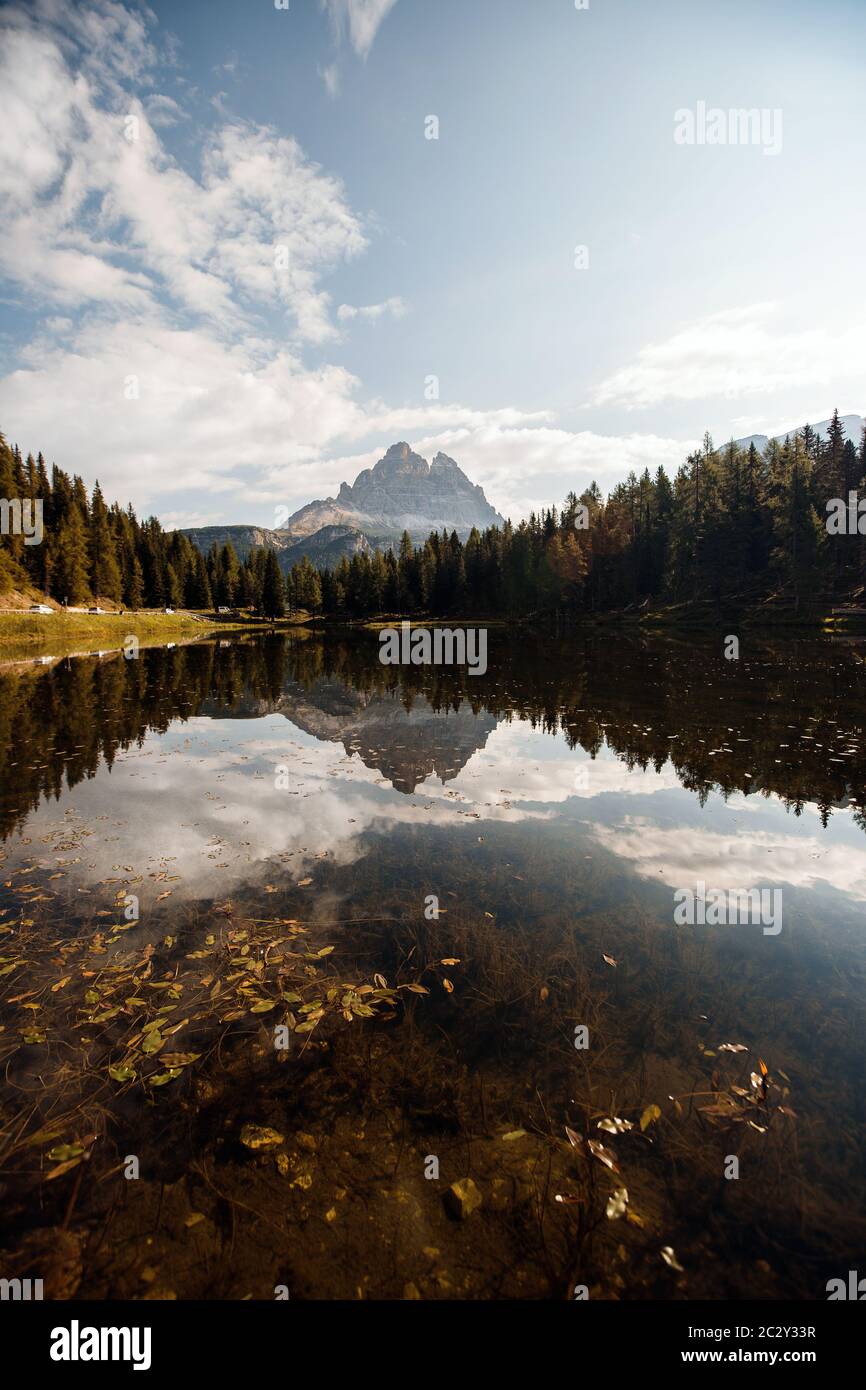 Splendido paesaggio dolomitico di una riflessione montana in un lago. Le Alpi del Nord Italia. Foto Stock