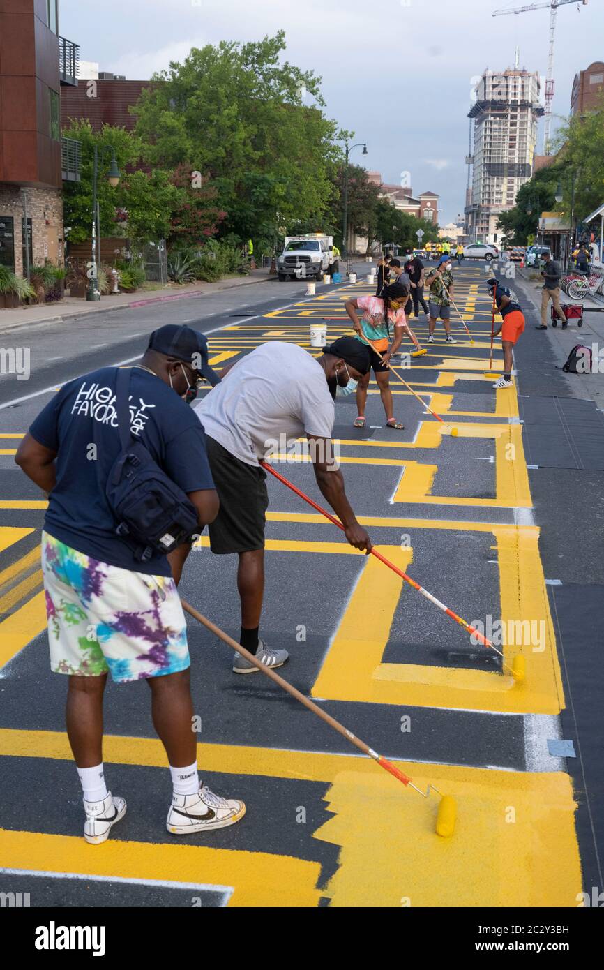 Austin, Texas, Stati Uniti. 18 Giugno 2020. Artisti di strada dipingono un murale sulla 11 ° est del centro che dice ''Black Artists Matters''' il 18 giugno 2020, due giorni dopo lo stesso gruppo dipinto ''Black Austin Matters'' in grandi lettere gialle su Congress Avenue, la strada principale di Austin, Texas. Molte altre città degli Stati Uniti hanno creato murales iniziato quando ''Black Lives Matter'' è stato dipinto vicino alla Casa Bianca a Washington, DC Credit: Bob Daemmrich/ZUMA Wire/Alamy Live News Foto Stock