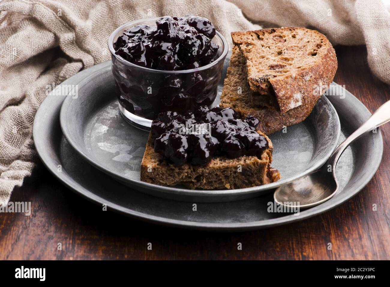 Pane con marmellata di mirtilli sul piatto Foto Stock