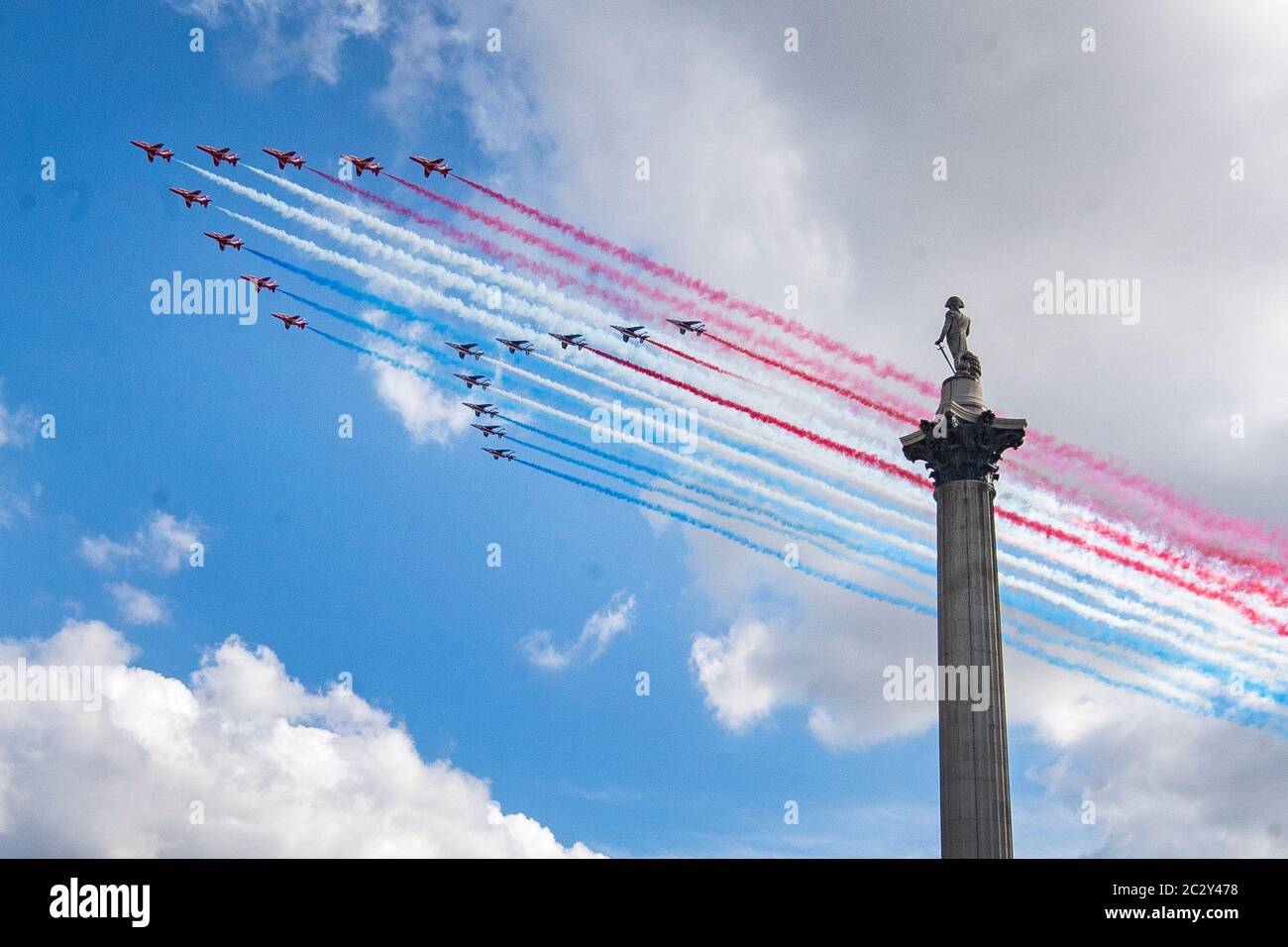 Le frecce rosse e il loro equivalente francese, la Patrouille de France sorvolano la colonna di Nelson in Trafalgar Square, Londra, durante una visita del presidente francese Emmanuel Macron. Foto Stock