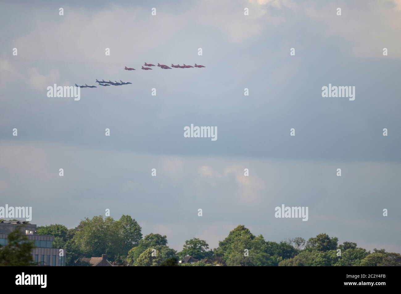 Wimbledon, Londra, Regno Unito. 18 giugno 2020. Le squadre aeronautiche britanniche e francesi, le frecce rosse e la Patrouille de France, sorvolano il centro di Londra durante la visita di Stato del presidente Macron e per commemorare l’ottantesimo anniversario del discorso di De Gaulle alla Francia occupata, trasmesso da Londra. Credit: Malcolm Park/Alamy Live News. Foto Stock