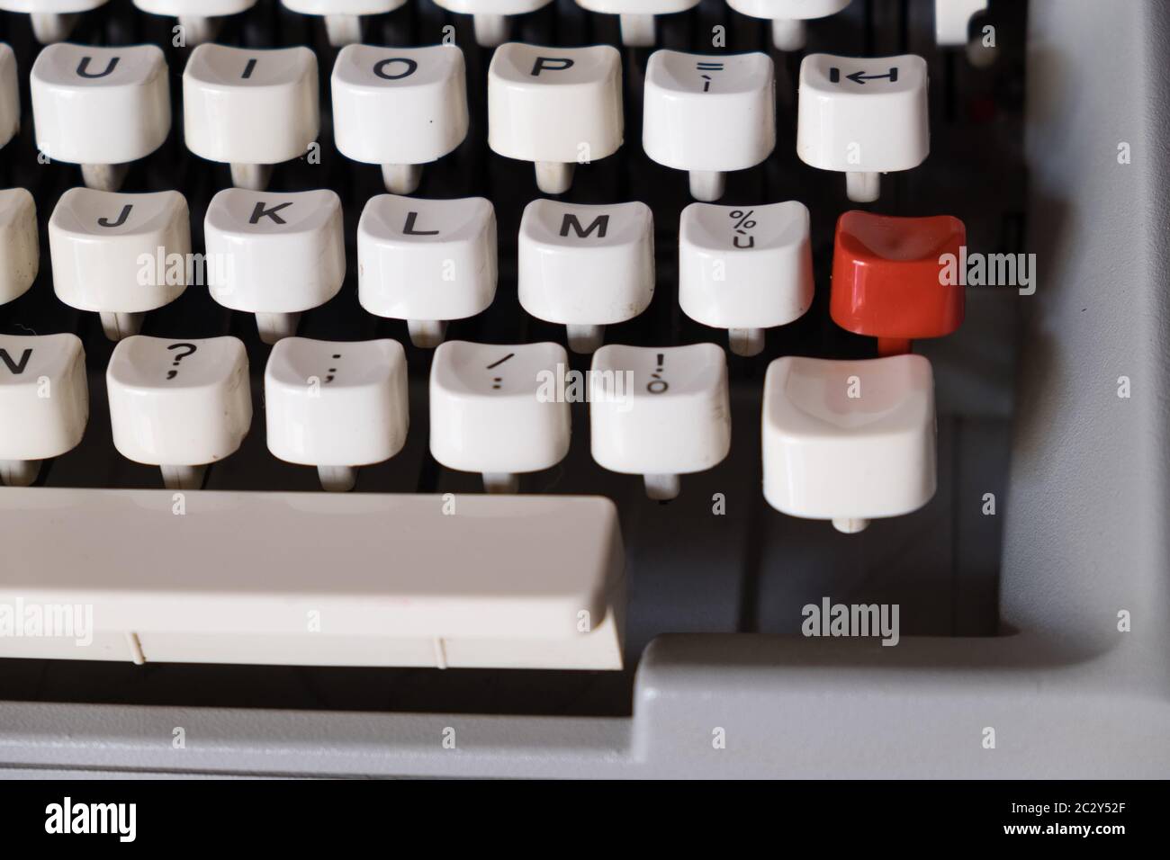 Macchina da scrivere classica, Olivetti modello 'Letter35' progettata nel 1972, ripresa ravvicinata sulla tastiera meccanica e tasto Maiusc. Foto Stock