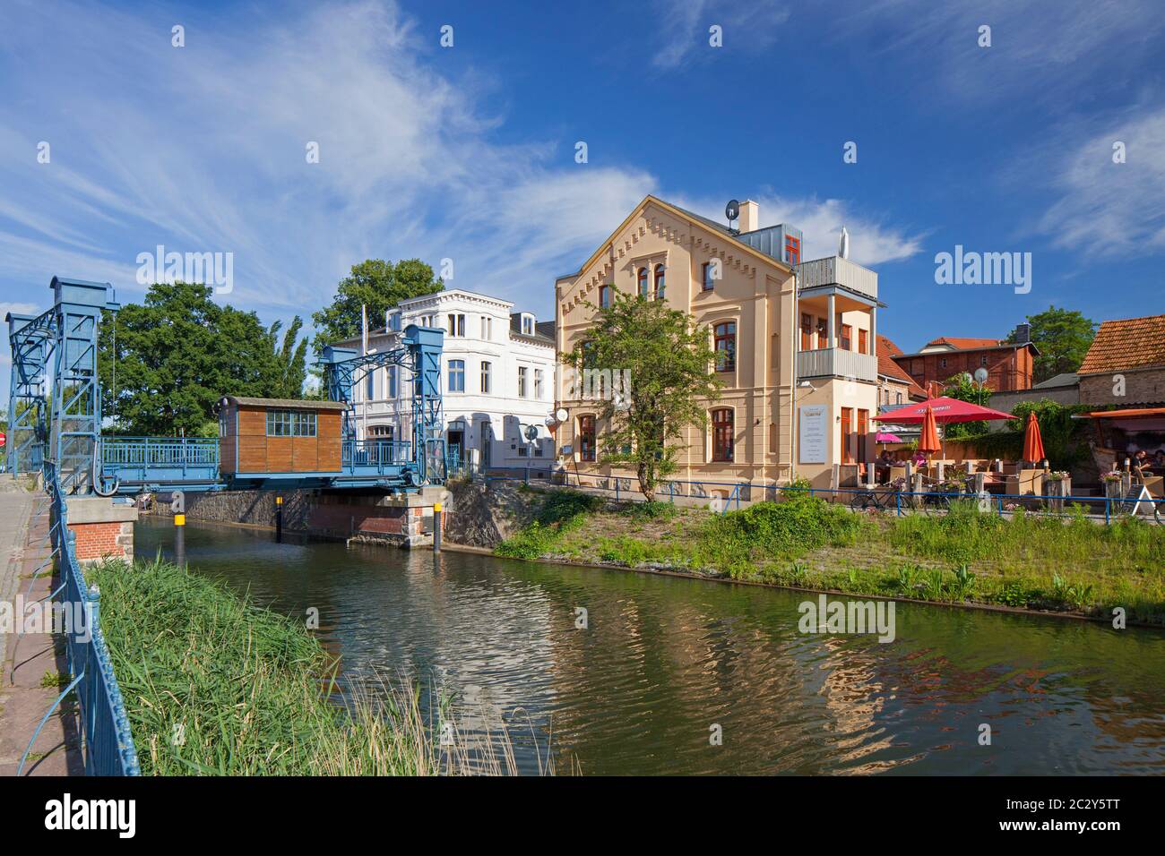 Tradizionale ponte elevatore sul fiume Elde a Plau am See, città nel quartiere Ludwigslust-Parchim, Meclemburgo-Pomerania occidentale, Germania Foto Stock