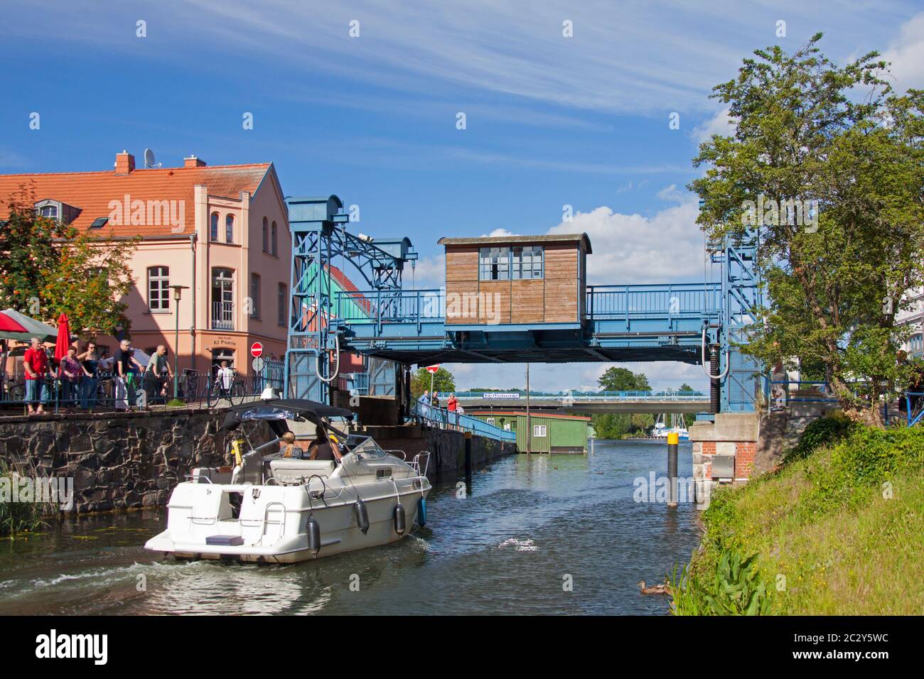 Tradizionale ponte elevatore sul fiume Elde a Plau am See, città nel quartiere Ludwigslust-Parchim, Meclemburgo-Pomerania occidentale, Germania Foto Stock