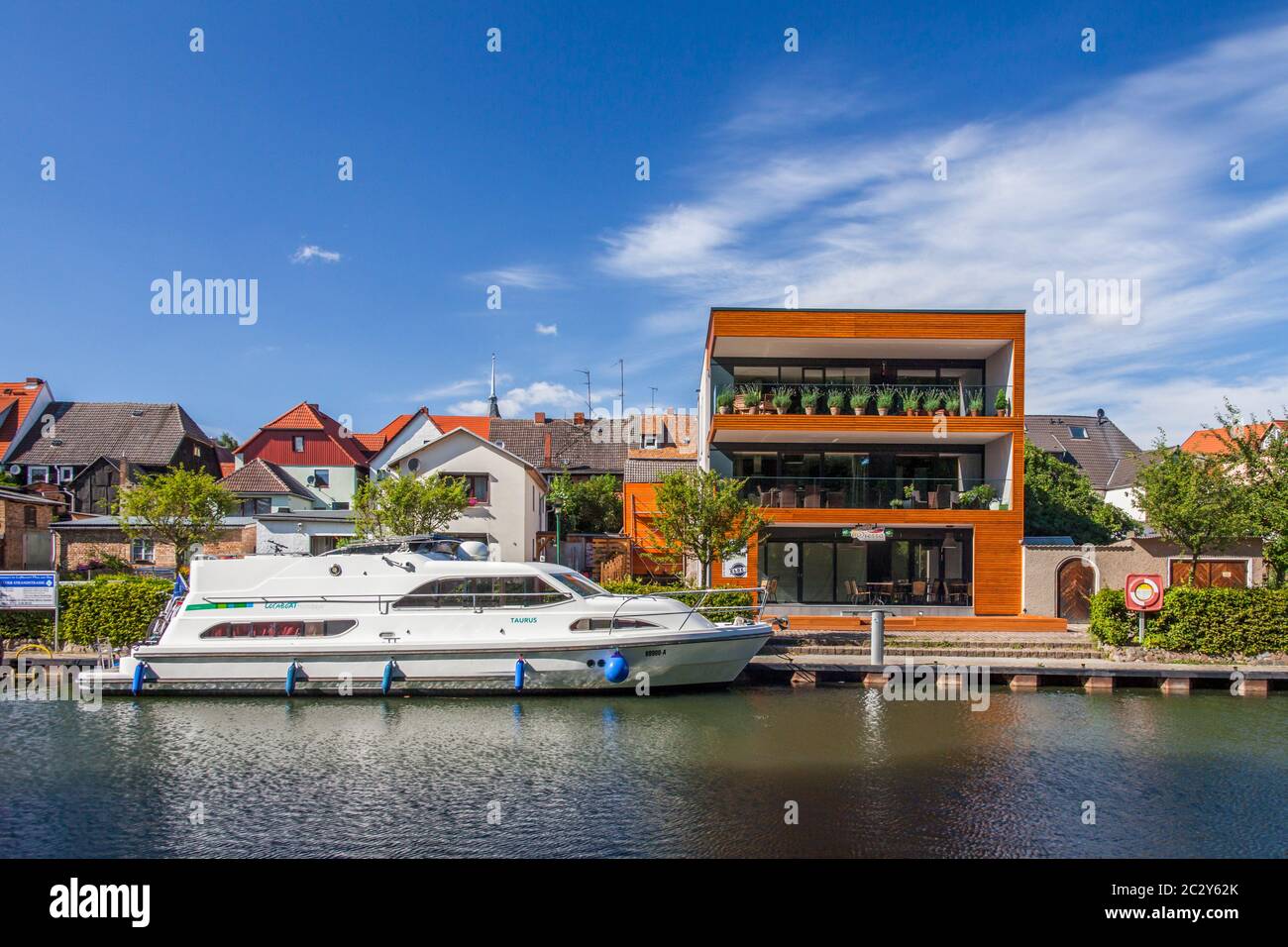 Barca da diporto sul fiume Elde ormeggiata a Plau am See, città nel quartiere Ludwigslust-Parchim, Meclemburgo-Pomerania occidentale, Germania Foto Stock