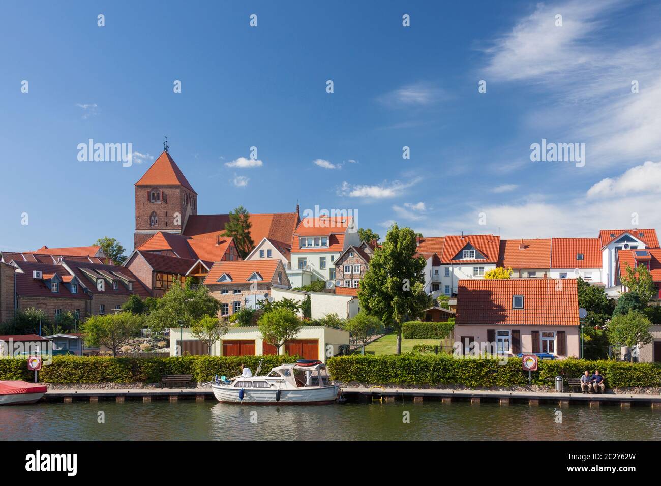 Barca da diporto sul fiume Elde ormeggiata a Plau am See, città nel quartiere Ludwigslust-Parchim, Meclemburgo-Pomerania occidentale, Germania Foto Stock