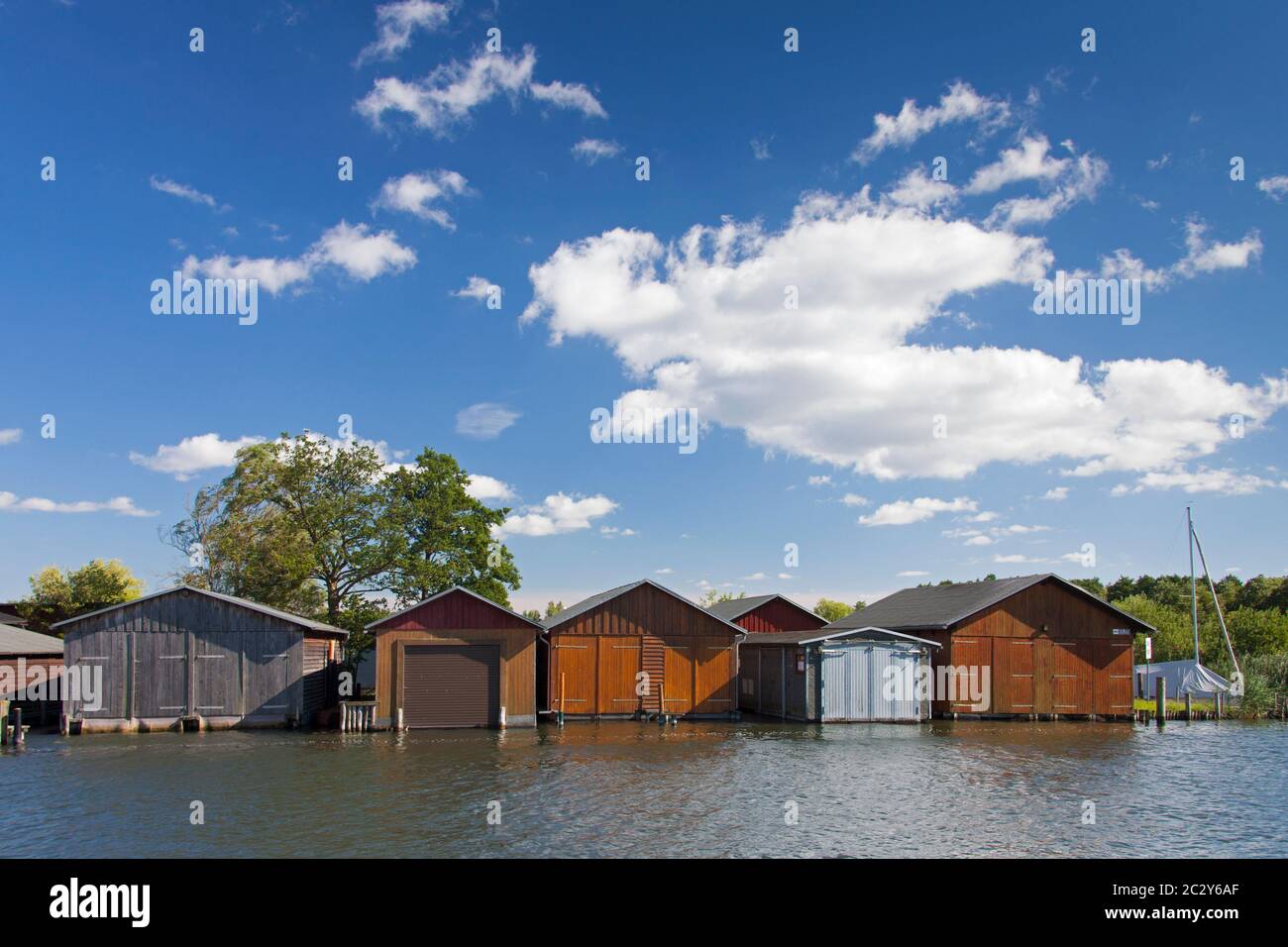 Case in legno sulle rive del Plauer See a Plau am See, città nel quartiere Ludwigslust-Parchim, Meclemburgo-Pomerania occidentale, Germania Foto Stock