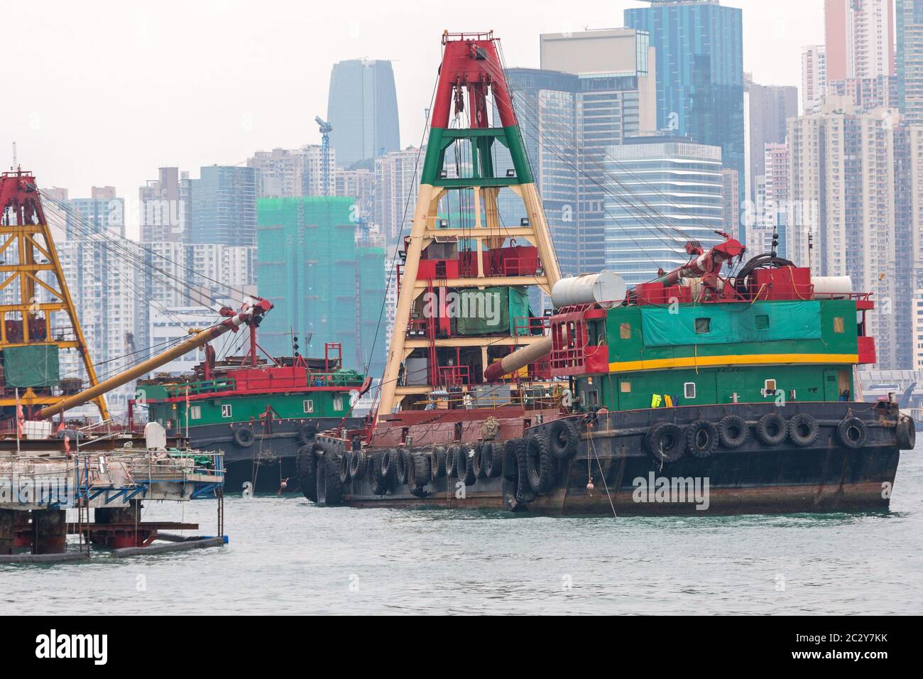 Grande costruzione gru a Barge in Hong Kong Foto Stock