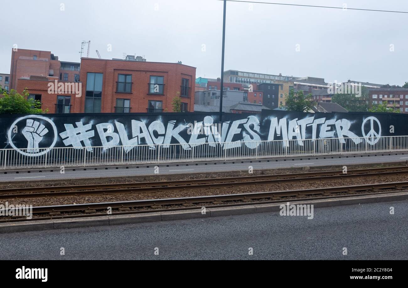 A Let US Breathe and Black Lives Matter murale su Penistone Road nel centro di Sheffield, South Yorkshire, Regno Unito Foto Stock