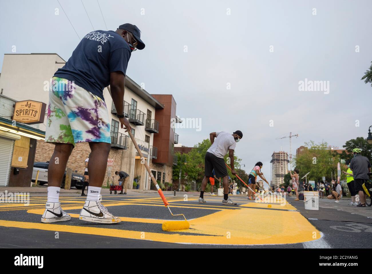 Austin, Stati Uniti. 18 Giugno 2020. Austin, TX USA 18 giugno 2020: Artisti di strada dipingono un murale sulla 11 ° est del centro che dice 'Black Artists Matters' su due giorni dopo lo stesso gruppo dipinto 'Black Austin Matters' in grandi lettere gialle su Congress Avenue, la Austin, TX strada principale. Molte altre città degli Stati Uniti hanno creato murales a partire da quando 'Black Lives Matter' è stato dipinto vicino alla Casa Bianca a Washington, DC Credit: Bob Daemmrich/Alamy Live News Foto Stock