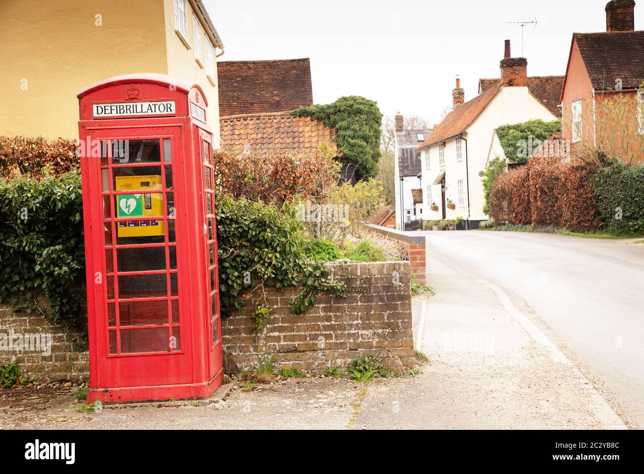 defibrillatore in una vecchia scatola telefonica nel villaggio essex di terling nel regno unito Foto Stock